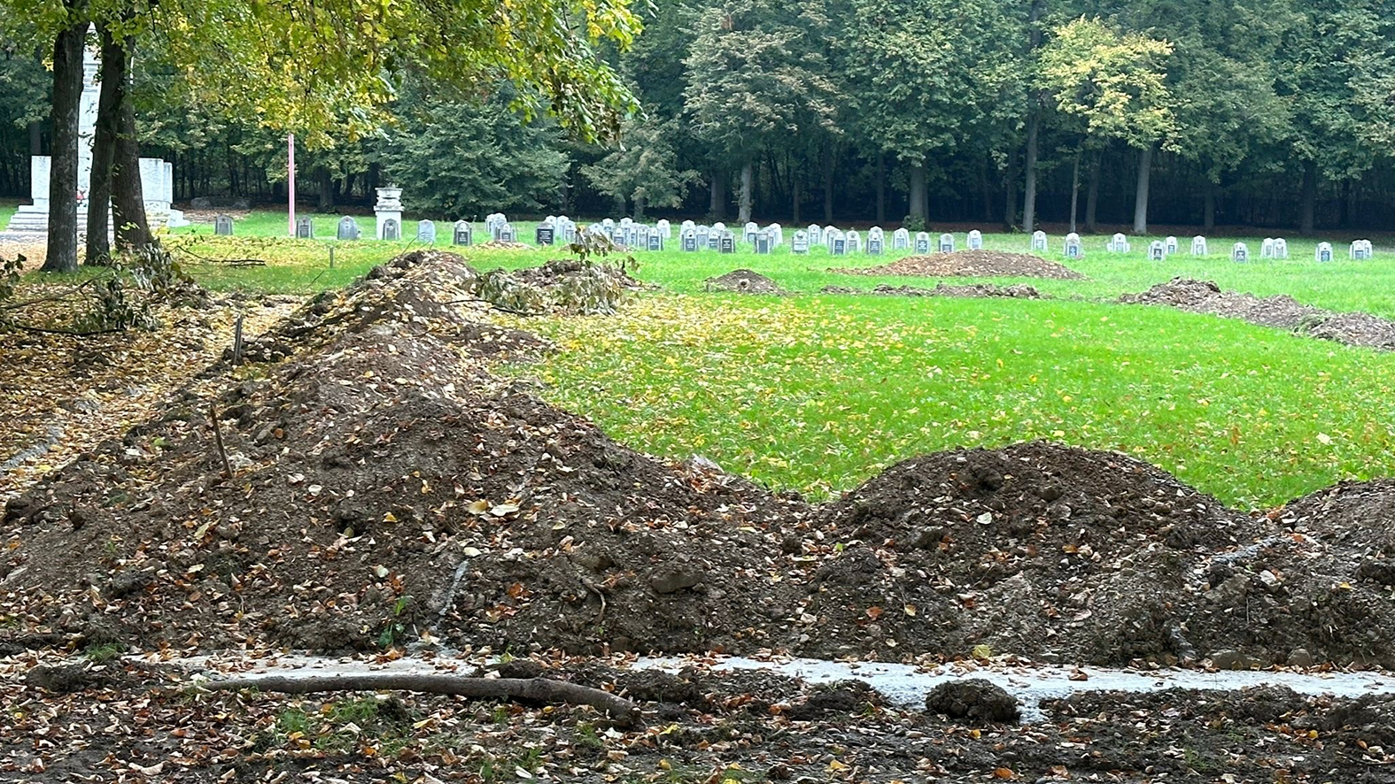 Na vojenskom cintoríne v Michalovciach opravujú hrobové polia aj chodníky