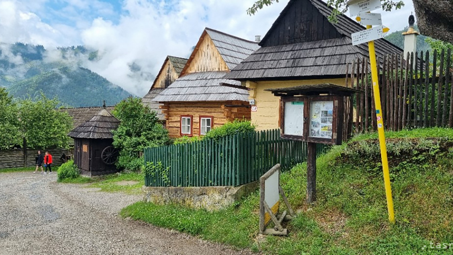 Tabuľka pri pamätnom strome pripomína 80. výročie vypálenia Vlkolínca