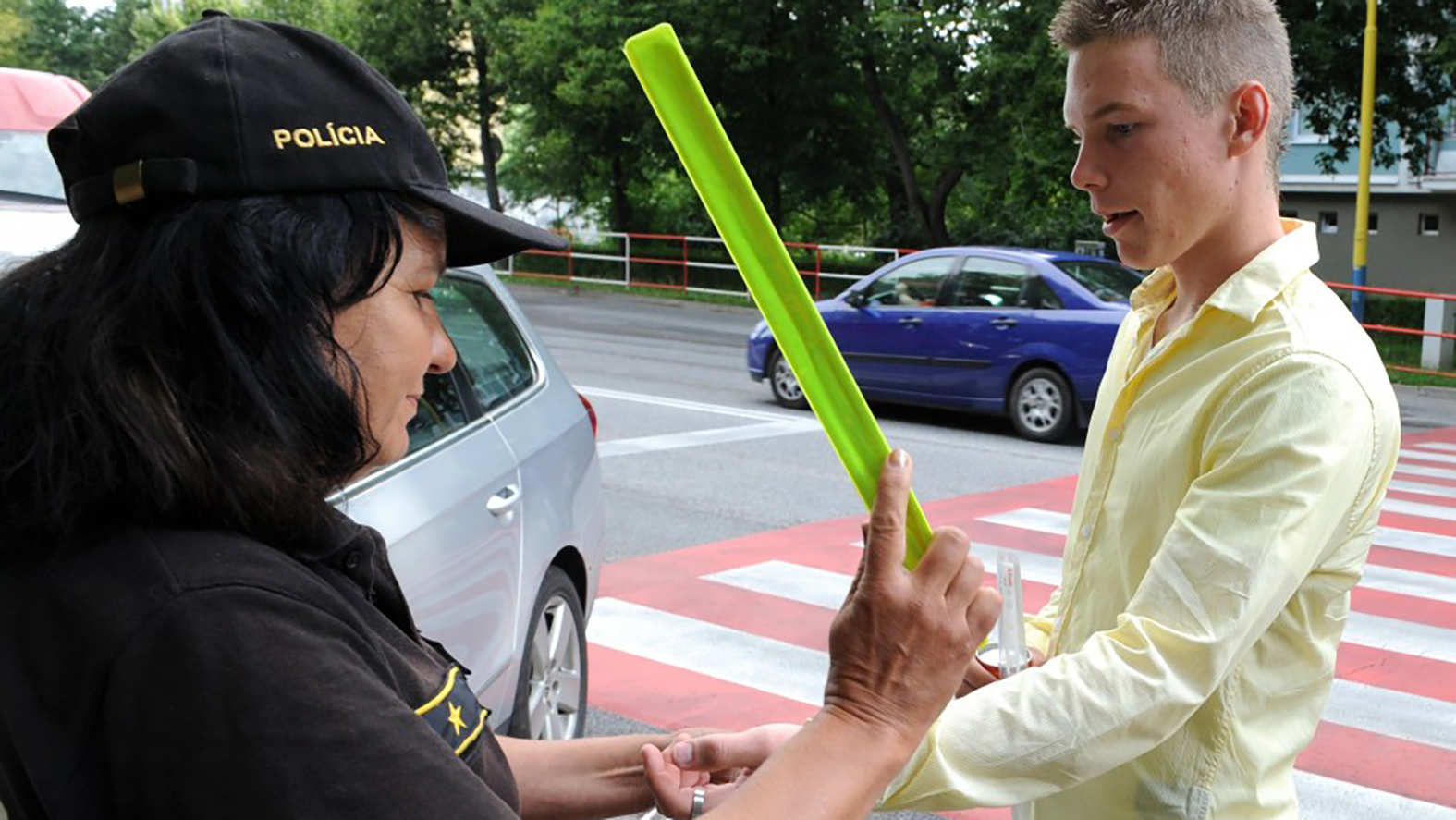 Mestskí policajti začali rozdávať reflexné pásky