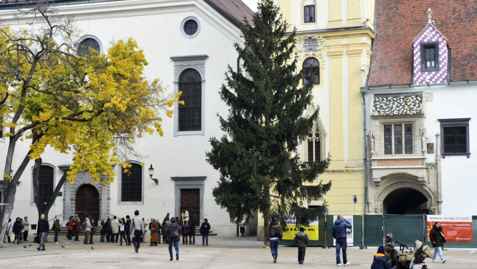 Na Hlavnom námestí v pondelok postavia vianočný stromček