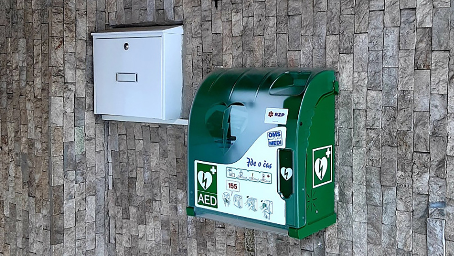 Do centrálneho registra v októbri pribudlo 110 externých defibrilátorov