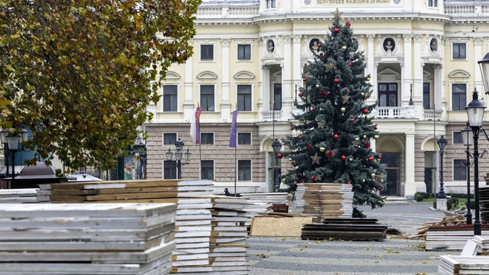 Na Hviezdoslavovom námestí v Starom Meste osadia vianočný stromček