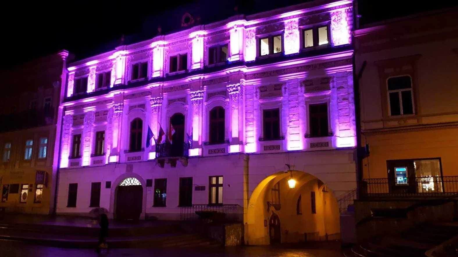 Dominanty Prešova sa na podporu predčasne narodených detí sfarbia do purpurova