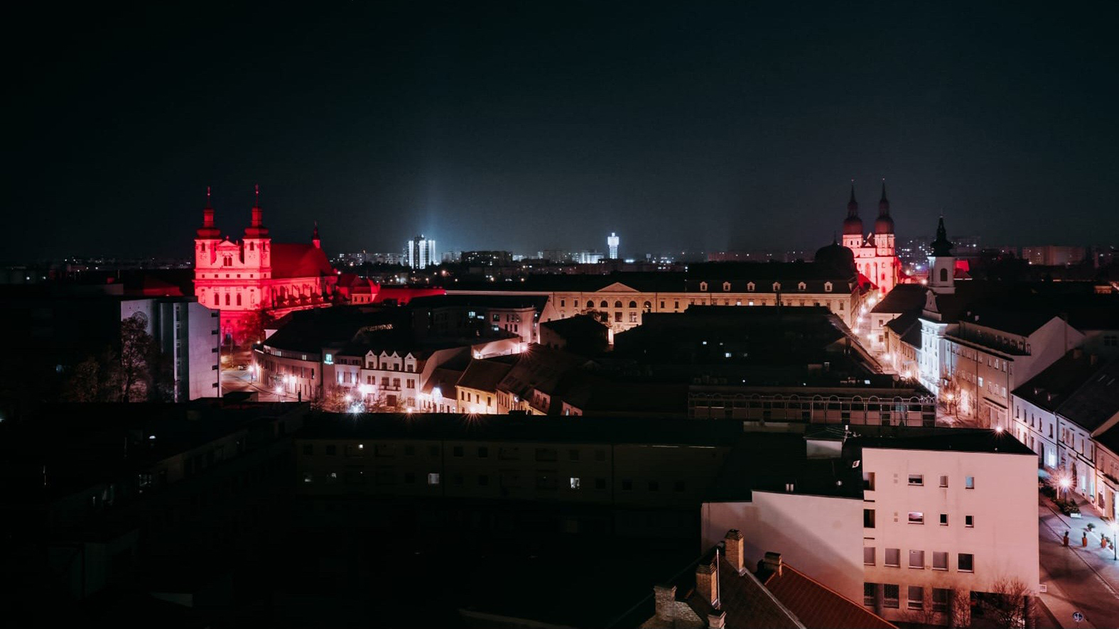 Nasvietenie dominánt na červeno pripomenie obete prenasledovania pre vieru