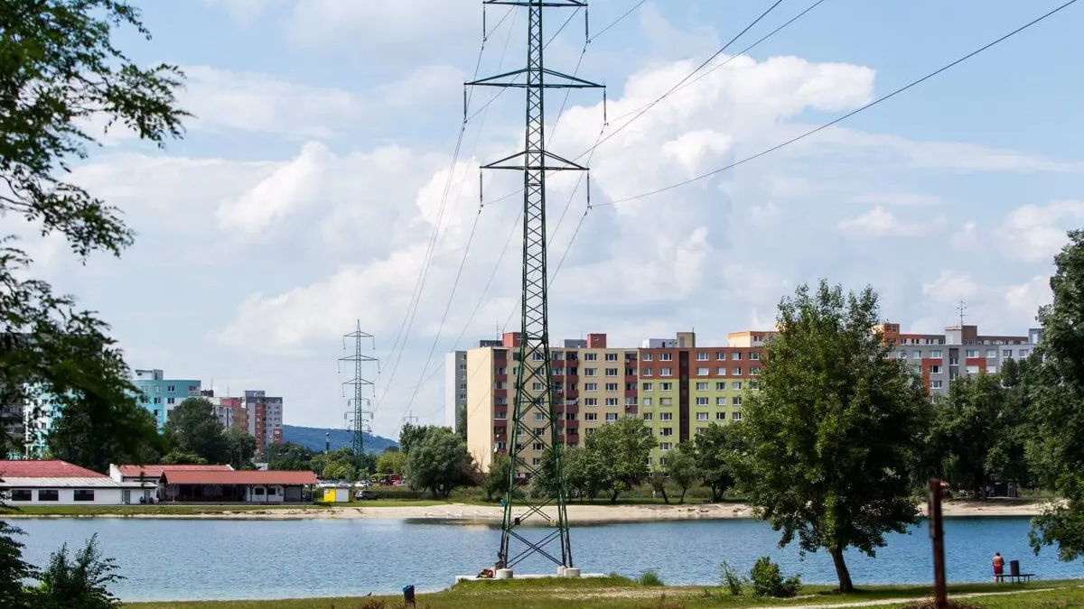 Petržalčania nechcú elektrické káble nad V. Draždiakom a chcú referendum o PAAS