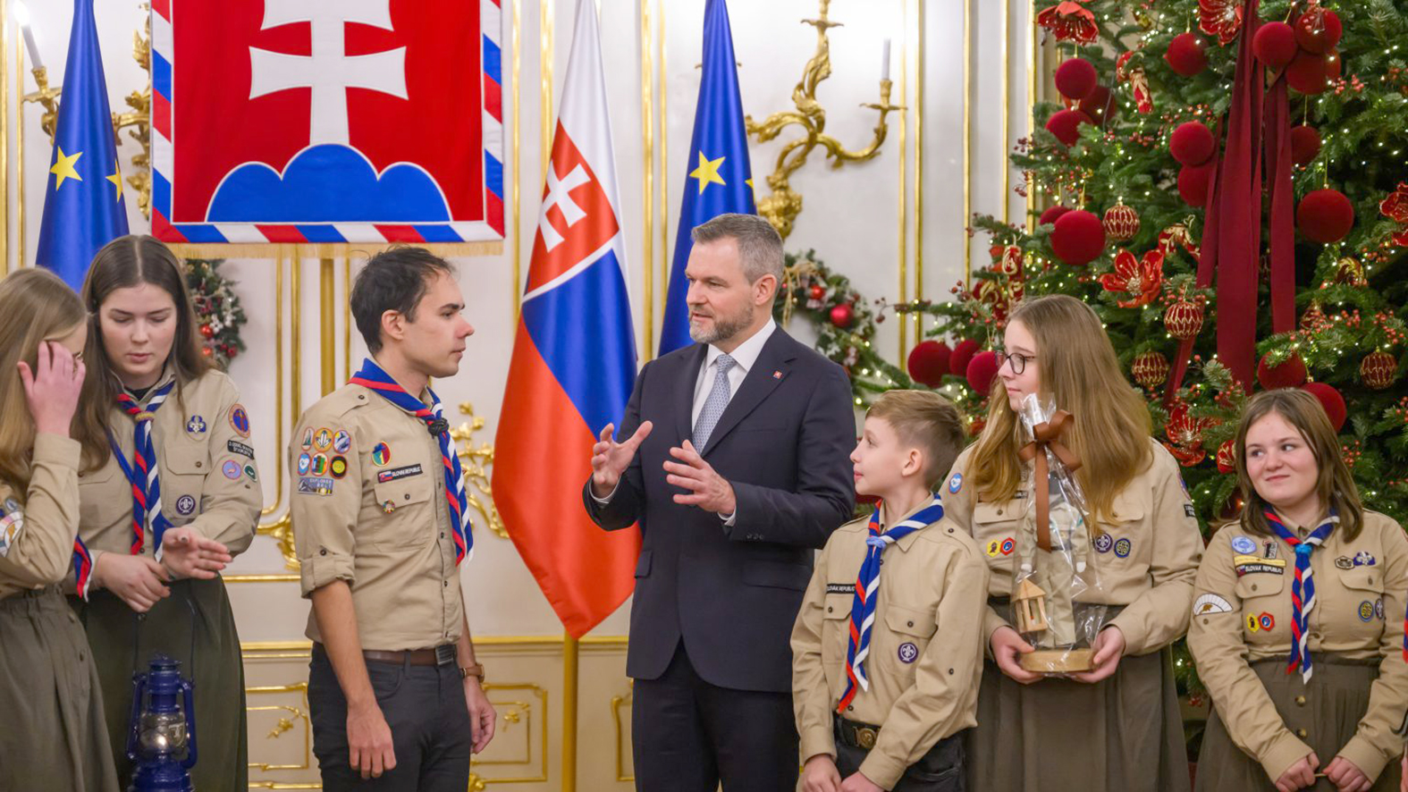 Betlehemské svetlo pricestovalo na Slovensko, v sobotu ho prevzal prezident