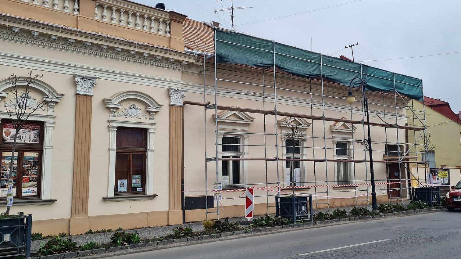 Historická budova Vigadó vo Fiľakove prechádza obnovou