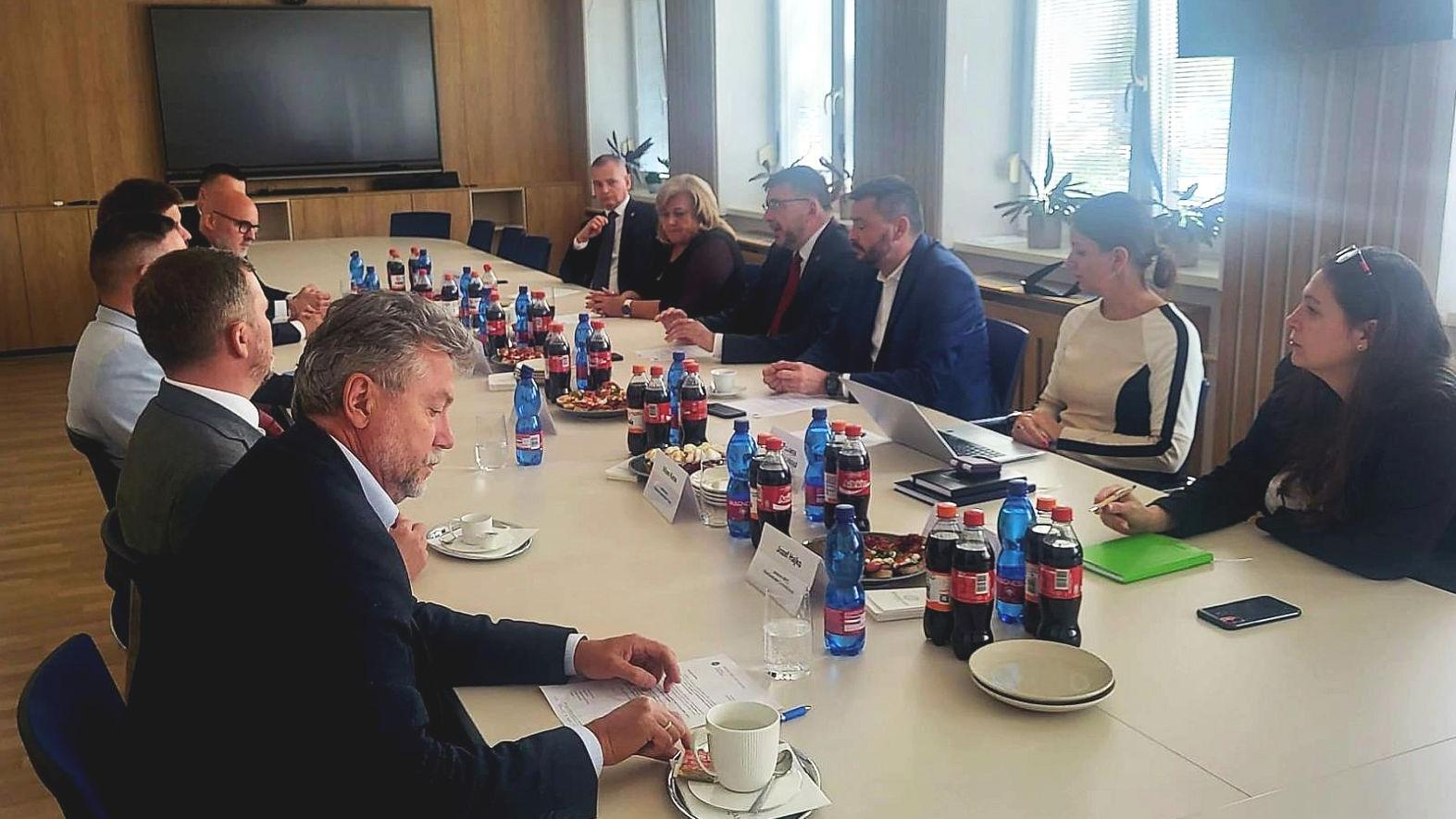 O dani z nehnuteľnosti s predstaviteľmi opozičných politických strán