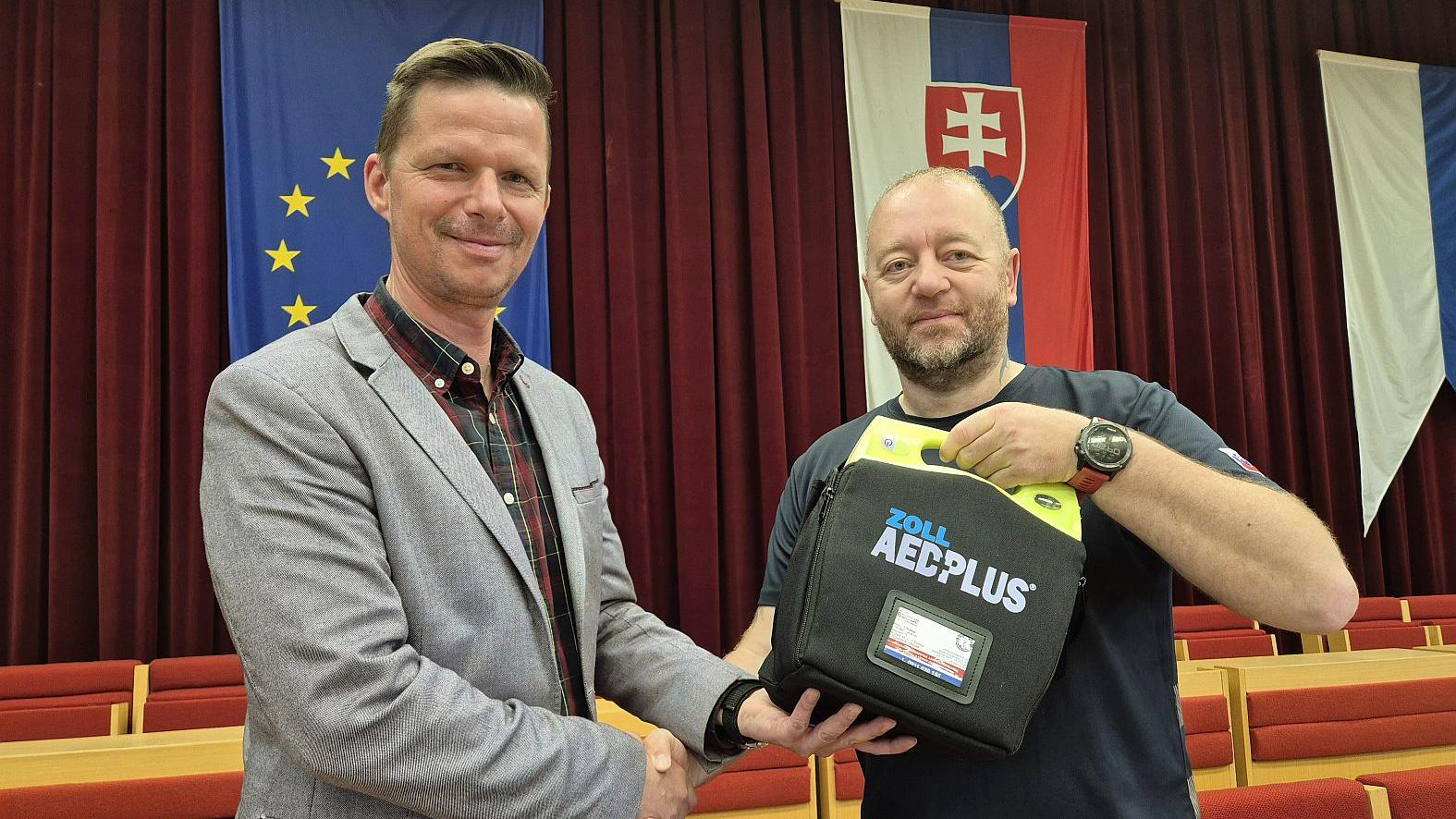 Štyri nové defibrilátory môžu Mikulášanom zachrániť život