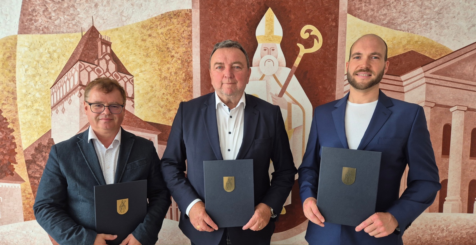 Zmluvu o založení záujmového združenia právnických osôb na pôde Mestského úradu v Liptovskom Mikuláši podpísali:
- primátor mesta Liptovský Mikuláš Ján Blcháč
- konateľ spoločnosti Nové Čemice Ľubomír Kružliak
- zakladateľ coworkingového centra Liptov Hub Peter Sedlák