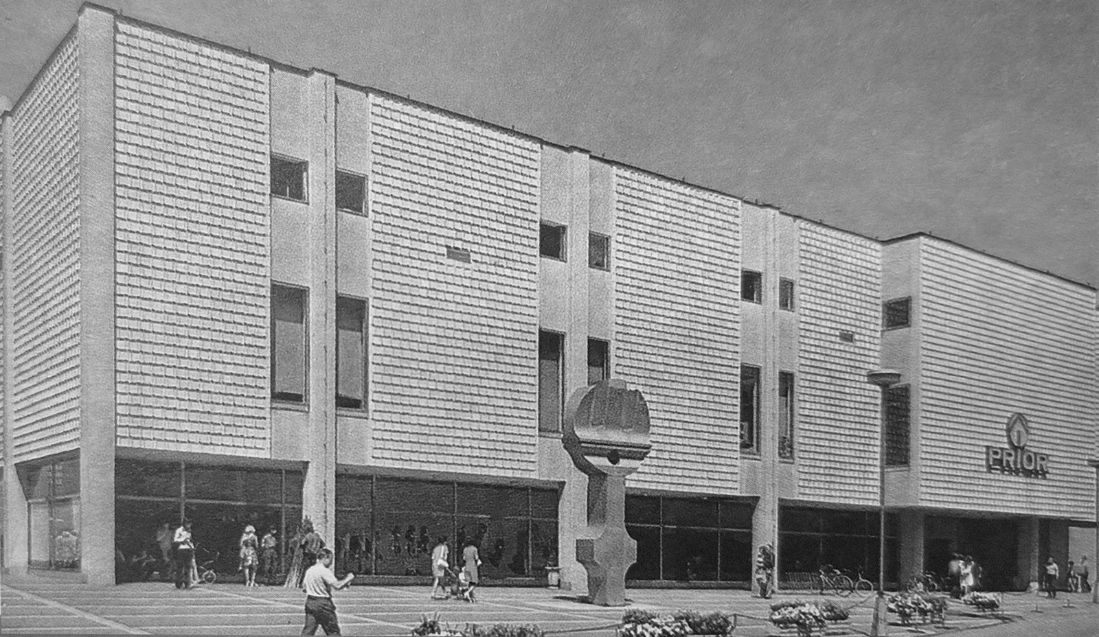 Obchodný dom Prior Trenčín s originálnou fasádou, Zdroj: Marián Pauer (ed.): Trenčín. Martin 1980, nestránkované