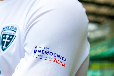 fnsp_za_zilinski_futbalisti_nastupili_na_zapas_v_unikatnej_edicii_bielych_dresov.jpg
