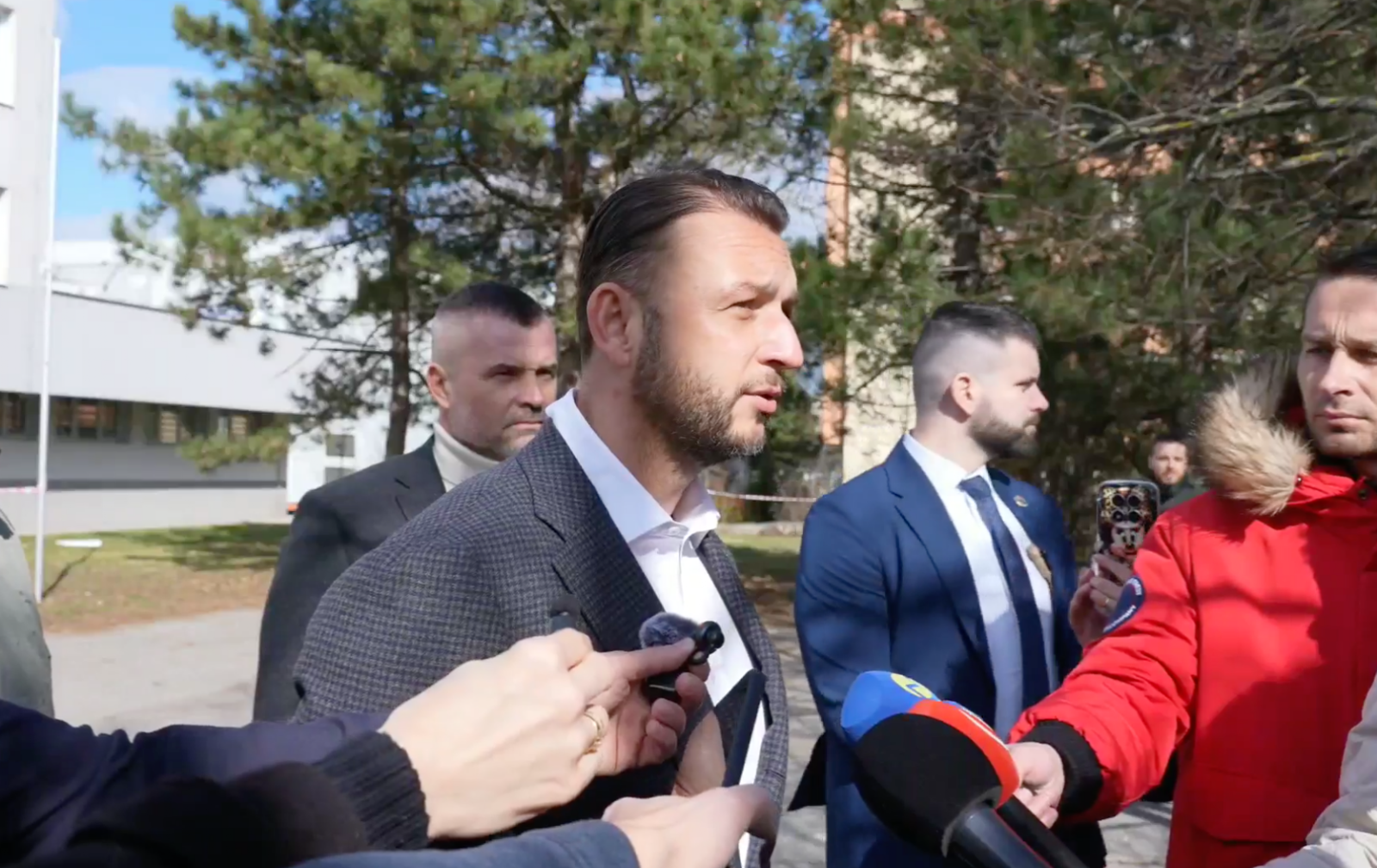 Snímka z mimoriadneho brífingu. Zdroj: FB / Matúš Šutaj Eštok