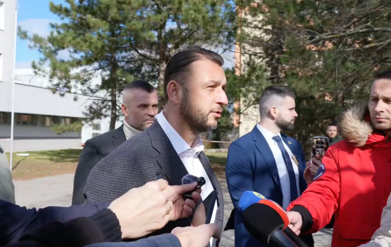 Snímka z mimoriadneho brífingu. Zdroj: FB / Matúš Šutaj Eštok