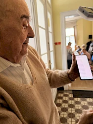 prednaska_msp_-_senior_ukazuje_blkovane_cisla.jpg
