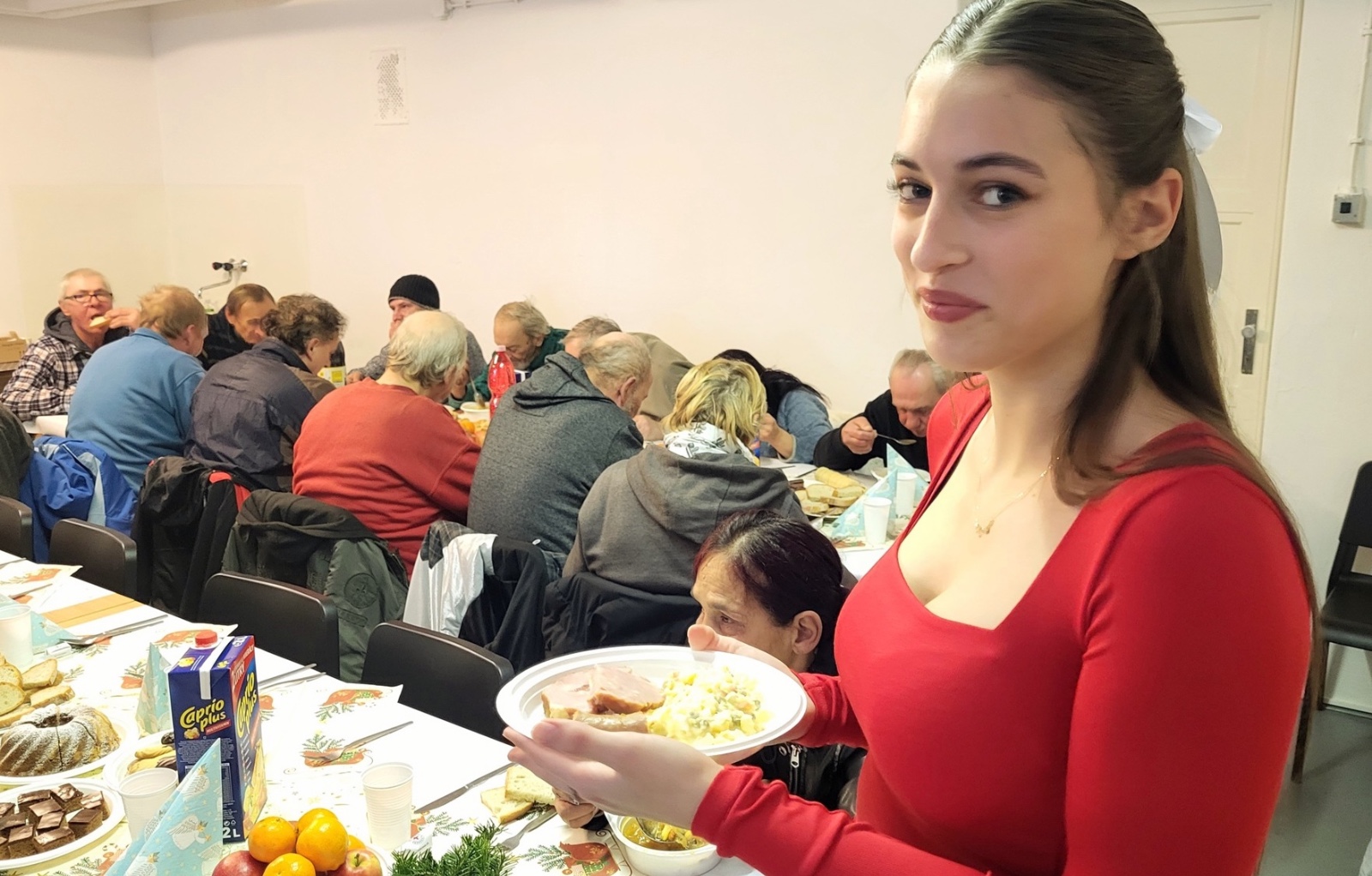Na snímke je dobrovoľníčka pri podávaní vianočnej kapustnice ľuďom bez domova.