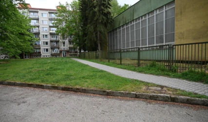 Úprava sídliska Centrum I v Dubnici nad Váhom prinesie vyššiu bezpečnosť žiakov základnej školy aj nové ihrisko