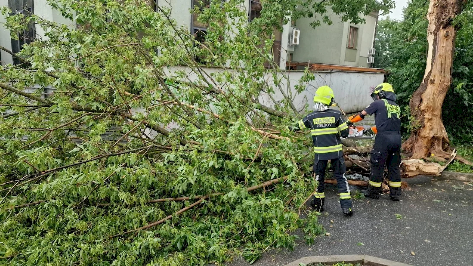 Aktualizácia: Mesto Prešov vyhlásilo mimoriadnu situáciu po silnej búrke spojenej so silným krupobitím