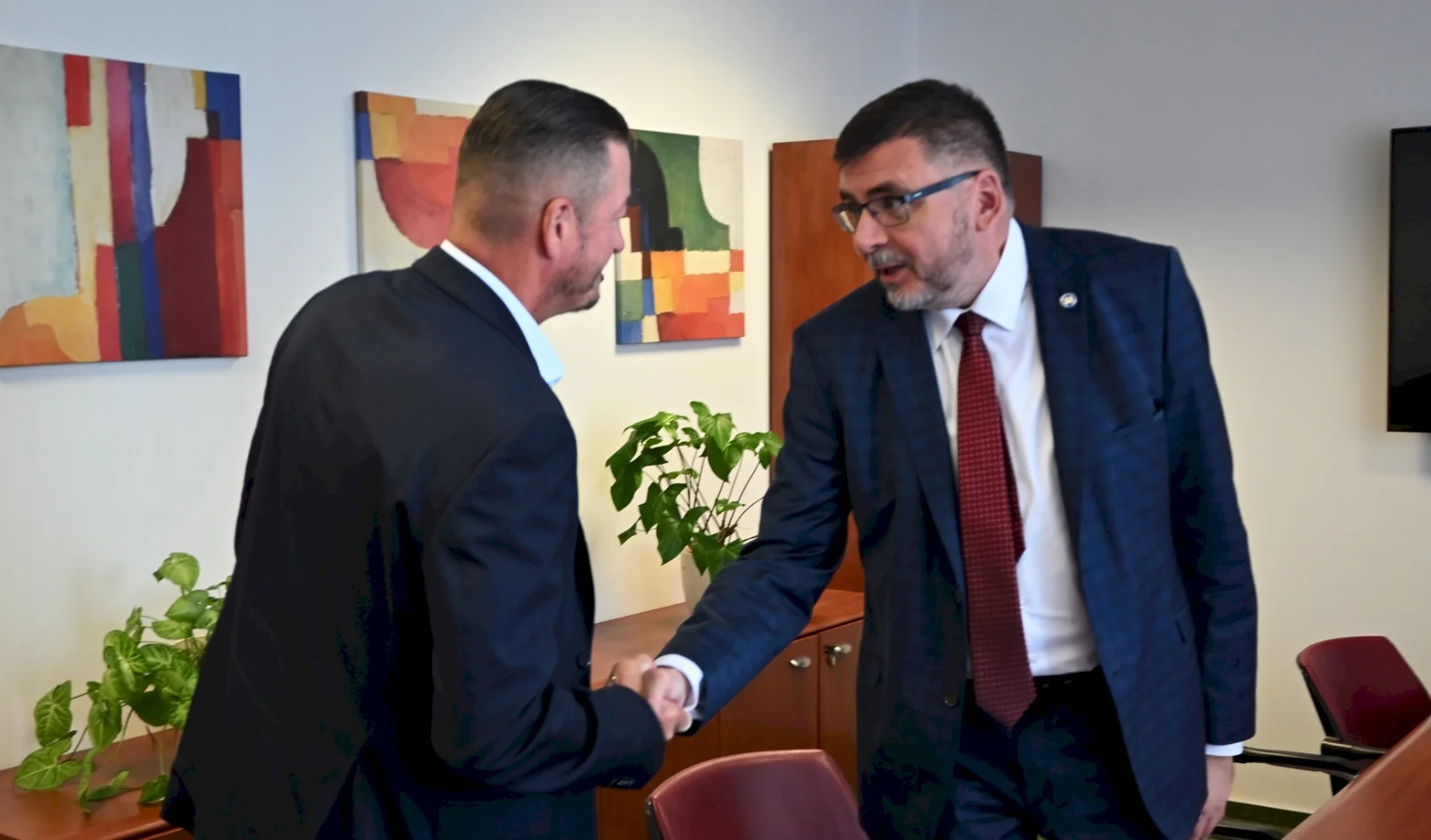 Na snímke zľava: Prezident finančnej správy Jozef Kiss a predseda ZMOS Jpzef Božik.