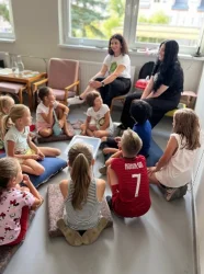 V obci Beluša premenil Festival čítania námestie aj obecnú knižnicu na živý komunitný priestor