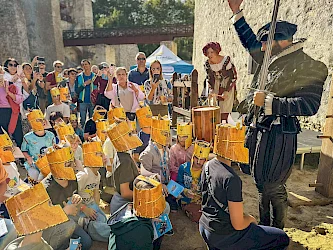 V južnom opevnení Trenčianskeho hradu v sobotu slávnostne pasovali rytierov